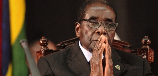 Stařičký Mugabe je stále čilý.
