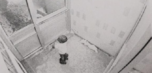 Nešťastný hošík vychází z domu do mrazu (záběr z kamery).