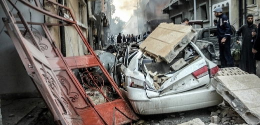 Atentáty v Libyi byly zřejmě reakcí na nálety egyptského letectva na město Darná (následky na snímku).
