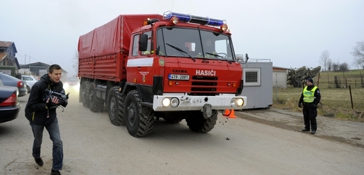 Kriminalisté zajistili část materiálu z muničního skladu firmy Multiagro ve Slatině u Vysokého Mýta a odvezli ho hasičským nákladním autem na neznámé místo.