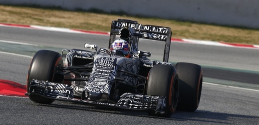 Daniel Ricciardo z Red Bullu při testování vozů v Barceloně.