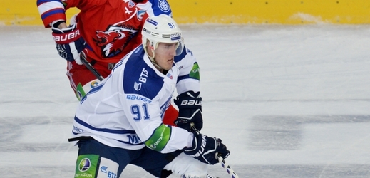 Útočník Marek Kvapil (v popředí) pomohl Čerepovci udržet naději na play-off KHL.