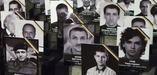Ukrajina si v rámci vzpomínkových akcí připomíná padlé během násilností na Majdanu.
