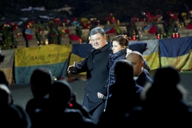 Vzpomínkových akcí se zúčastnil i prezident Petro Porošenkou se svou chotí.