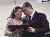 Ukrajinský prezident Petro Porošenko předával medaile Za hrdinství pozůstalým po padlých z Majdanu.