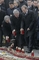 Zleva: polský prezident Bronislaw Komorowski, německý prezident Joachim Gauck a předseda Evropské rady Donald Tusk zapalují svíčky na počest padlých.