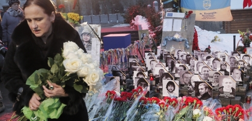 Lidé na počest padlých při převratu zapalují svíčky na náměstí Nezávislosti v Kyjevě.