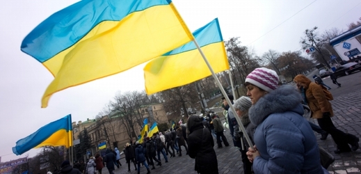 Lidé na Ukrajině se účastní pochodu k výročí Majdanu.