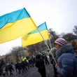 Lidé na Ukrajině se účastní pochodu k výročí Majdanu.
