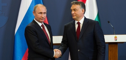 Ruský prezident Vladimir Putin (vlevo) s maďarským premiérem Viktorem Orbánem.