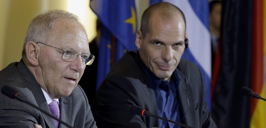 Německý ministr financí Wolfgang Schäeuble (vlevo) se svým řeckým protějškem Janisem Varufakisem.