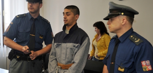 Patrik Kónya u soudu v roce 2010, kde byl odsouzen za vraždu otčíma.