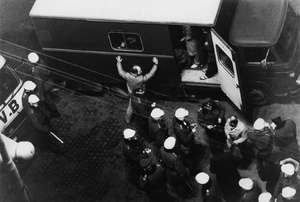 Zásah policie během demonstrací na Václavském náměstí v roce 1989.