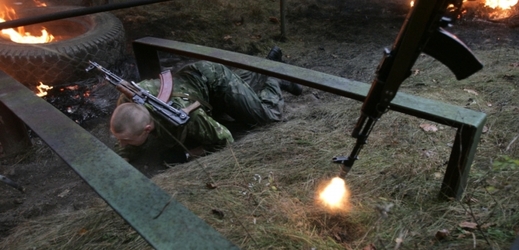 Běloruská armáda při cvičení se samopaly Kalašnikov.