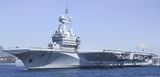 Francouzská letadlová loď Charles-de-Gaulle, která kotví v Perském zálivu, aby několik týdnů bojovala proti IS.
