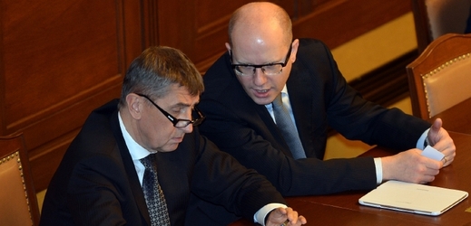 Ministr financí Andrej Babiš (ANO) a premiér Bohuslav Sobotka (ČSSD).
