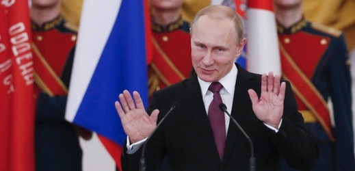 Putin na ceremonii v Kremelském paláci vyznamenal veterány druhé světové války.