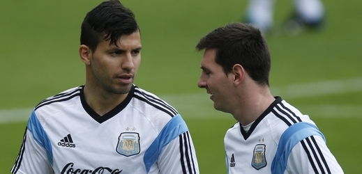 Sergio Aguero a Lionel Messi, dva parťáci z argentinské reprezentace, se nyní postaví proti sobě. Čí tým postoupí?