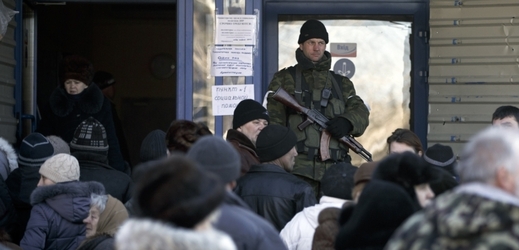 Ruští rebelové před střediskem humanitární pomoci v Debalceve (ilustračni foto).