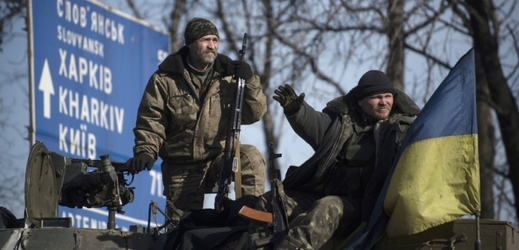 Ukrajinští vojácí střeží silnici poblíž Artemivsku.