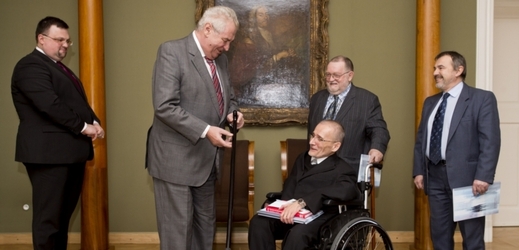 Zeman přijal na Hradě představitele Národní rady osob se zdravotním postižením. Na snímku s předsedou Rady Václavem Krásou.