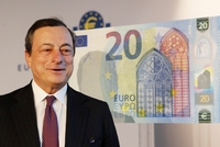 Prezident Evropské centrální banky Mario Draghi stojí před kopií nové dvacetieurové bankovky. Tu představil v německém Frankfurtu.