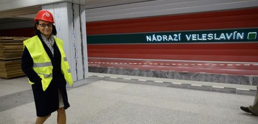 Primátorka Adriana Krnáčová při prohlídce nové stanice pražského metra A Nádraží Veleslavín.