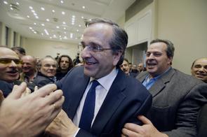 Řecký konzervativec Antonis Samaras se zdraví se svými podporovateli.