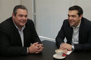 Pannos Kammenos, předseda pravicové Nezávislé řecké strany, a Alexis Tsipras, předseda hlavní levicové opozice Syriza.