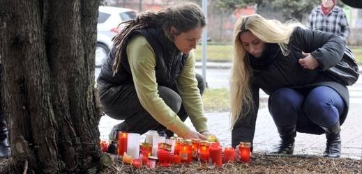 Lidé vyslovují soustrast a zapalují svíčky na památku obětem.