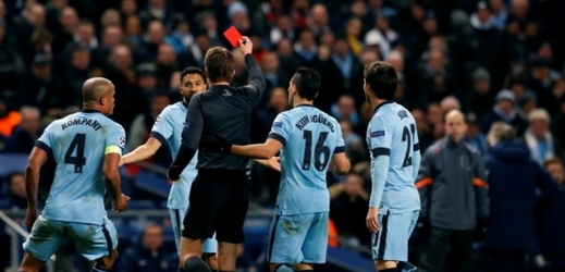V třetím utkání proti Barceloně v řadě dostal Manchester City červenou kartu.