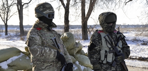 Ukrajinští vojáci na checkpointu.