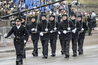Estonští námořníci pochodují Narvou.