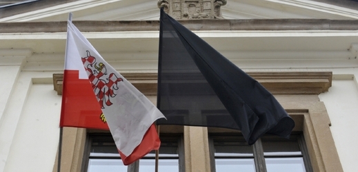 Černá vlajka na radnici Uherského Brodu.