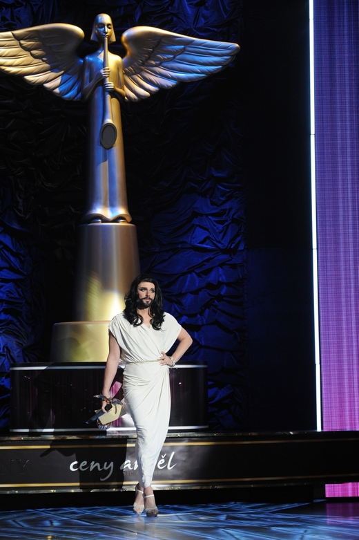 Moderátor Leoš Mareš se na Cenách za rok 2013 ukázal v převleku slavné(ho) zpěvačky (zpěváka). Jaké překvapení se chystá letos?