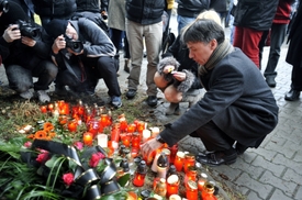 Patrik Kunčar, starosta Uherského Brodu, zapaluje svíčku na památku zesnulých.