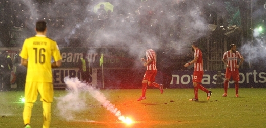 Nepokoje fanoušků v zápase Panathinaikosu s Olympiacosem.
