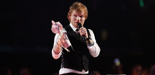 Teprve třiadvacetiletý Ed Sheeran se stal nejlepším zpěvákem roku.