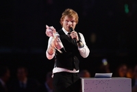 Teprve třiadvacetiletý Ed Sheeran se stal nejlepším zpěvákem roku.