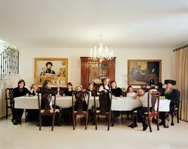 Izraelská rodina sedící u večeře. Snímek z výstavy This Place.
