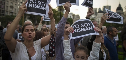 Protesty po smrti prokurátora Nismana.