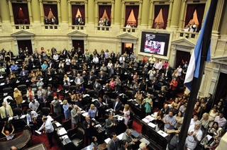 Vzrušené chvíle v argentinském parlamentu.