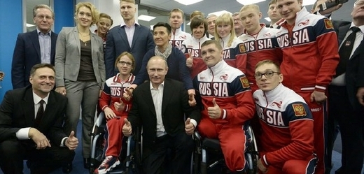 Putin s postiženými sportovci (7. února 2015).