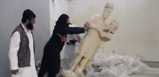 Islamisté zničili artefakty v mosulském muzeu.