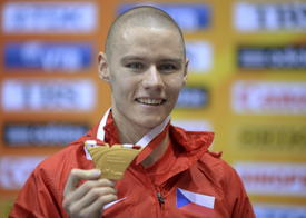 Pavel Maslák se zlatou medailí z halového mistrovství světa.