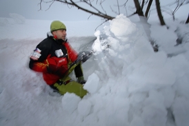 Zahrabáním do sněhu si člověk může paradoxně zachránit život.