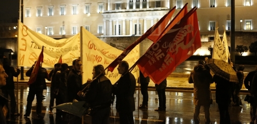 Krajně levicoví účastníci demonstrovali proti prodloužení programu úvěrové pomoci Řecku.