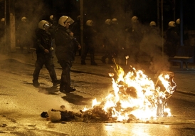 V Aténách se v noci protestovalo.