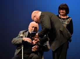 Ministr kultury Daniel Herman (uprostřed) udělil 27. února v Praze cenu Rytíř české kultury sochaři Olbramu Zoubkovi. Vpravo je Zoubkova manželka Marie.