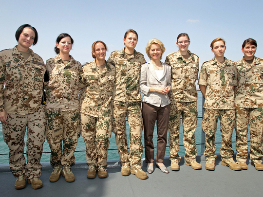 Ministryně Leyenová s vojačkami na fregatě Brandenburg.